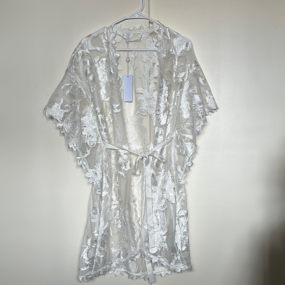 White x Le Rose Lace Kimono Robe